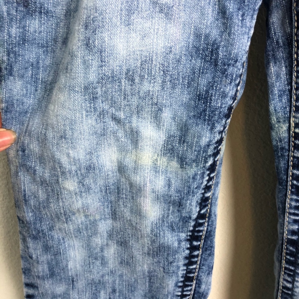 WallFlower Bleached Distressed Maternity Jeans - Picture 4 of 5